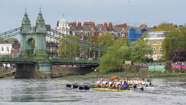 4月，剑桥大学女队和牛津大学女队在进行赛艇比赛 （新华社 图）